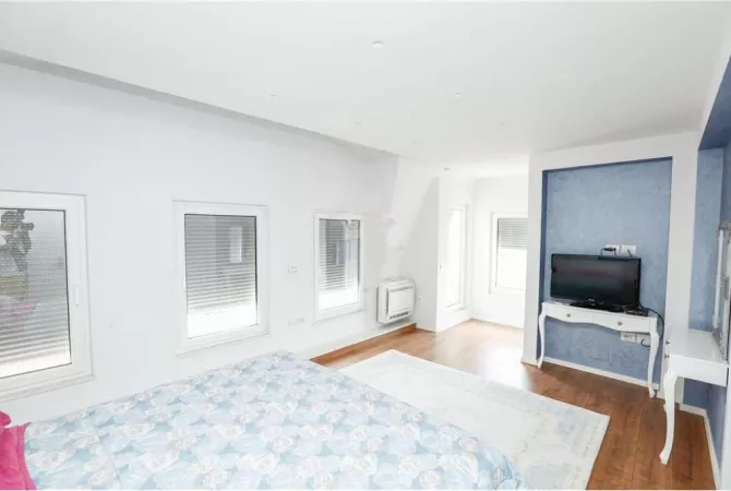 Shtepi me qera Vila Luksoze ne Tirane, 4+1, Mobilimi E mobiluar, Pagesa 2,400  Euro.