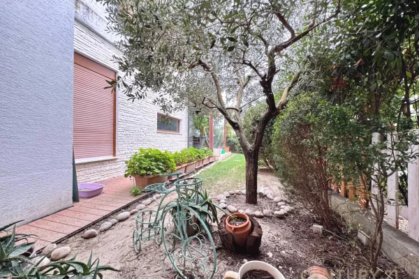 Shtepi me qera Vila Luksoze ne Tirane, 3+1, Mobilimi E mobiluar, Pagesa 2,500  Euro.