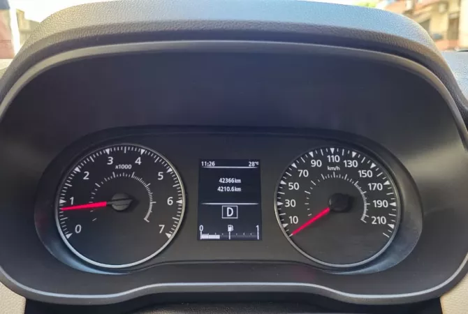 Makina ne shitje ne Tirane, Renault, 2020 gasoline-gas,Kambio Automatik Pagesa 14,000  Euro.