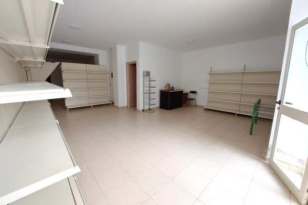 Ambjent biznesi me qera 65 m2