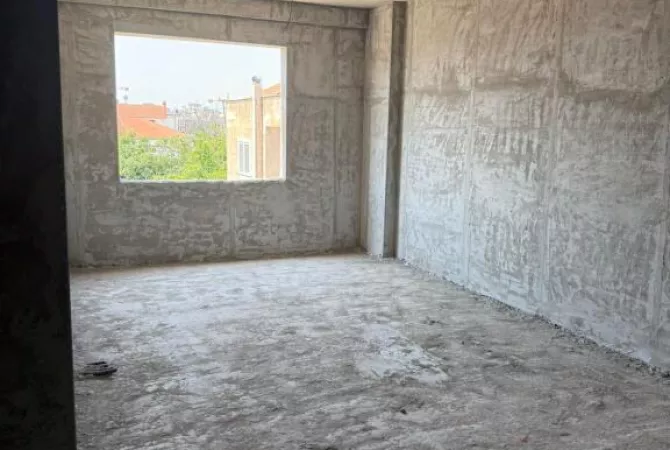 Shtepi ne shitje Apartament ne Tirane, 1+1, Mobilimi Bosh, pa mobiluar, Pagesa 76,500  Euro.