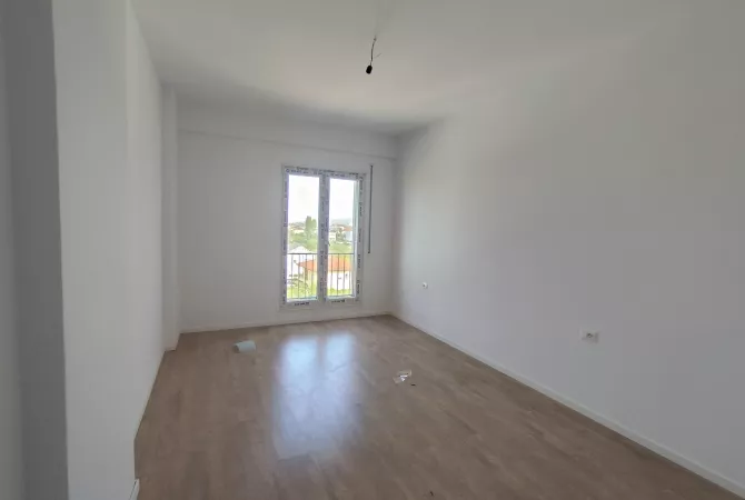 Shtepi ne shitje Apartament ne Tirane, 2+1, Mobilimi Bosh, pa mobiluar, Pagesa 87,000  Euro.