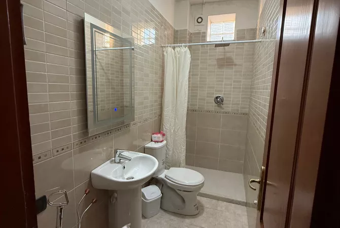 Shtepi me qera Apartament ne Tirane, 2+1, Mobilimi E mobiluar, Pagesa 60,000  Leke.