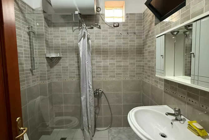 Shtepi me qera Apartament ne Tirane, 2+1, Mobilimi E mobiluar, Pagesa 60,000  Leke.