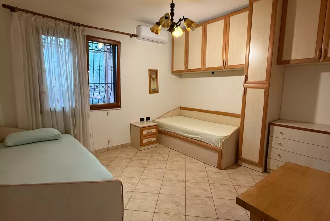 Shtepi me qera Shtepi Private ne Tirane, 2+1, Mobilimi E mobiluar, Pagesa 60,000  Leke.