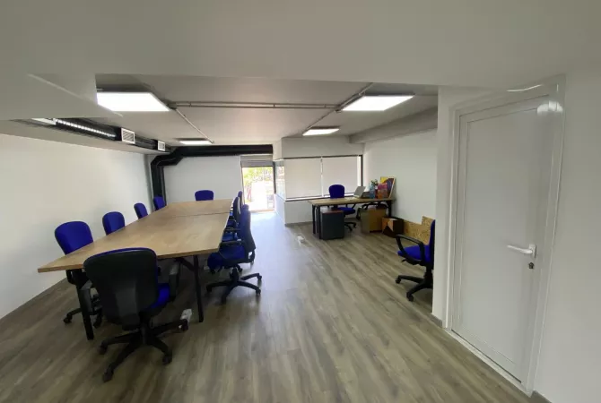 Ambiente Commerciale in Affitto 3+1 a Tirana - 300 Euro