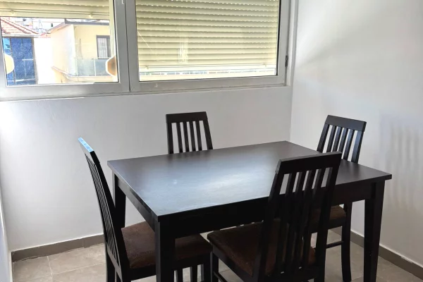 Shtepi me qera Apartament ne Tirane, 2+1, Mobilimi E mobiluar, Pagesa 55,000  Leke.