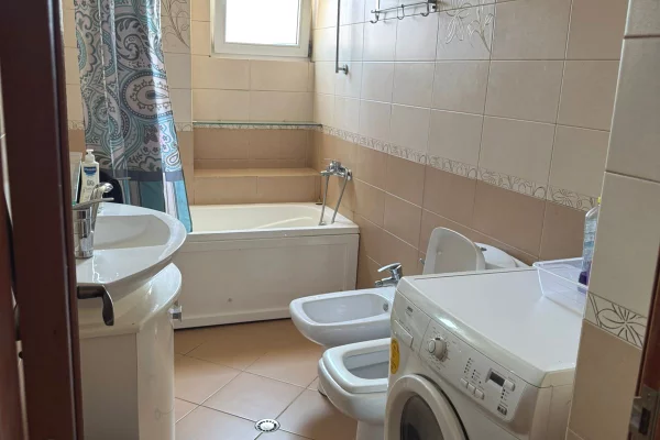 Shtepi me qera Apartament ne Tirane, 2+1, Mobilimi E mobiluar, Pagesa 55,000  Leke.