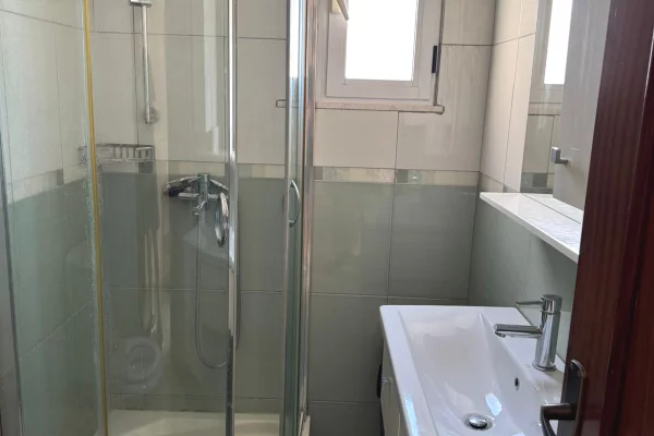 Shtepi me qera Apartament ne Tirane, 2+1, Mobilimi E mobiluar, Pagesa 55,000  Leke.