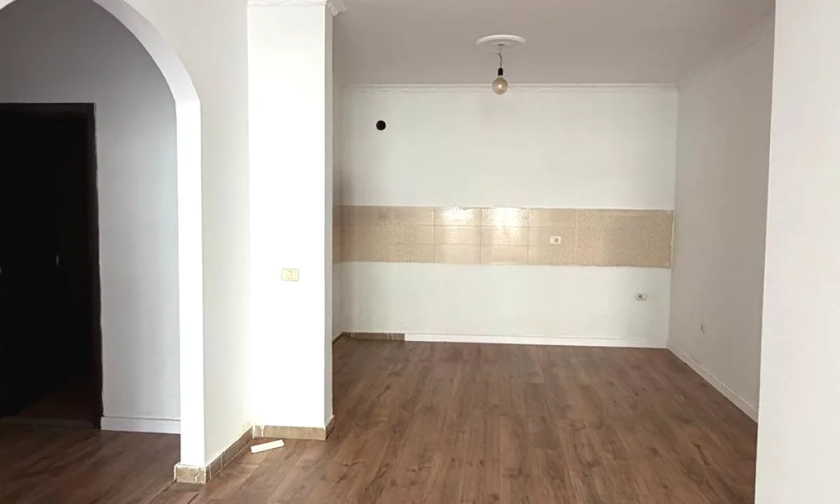 Shtepi ne shitje Apartament ne Tirane, 2+1, Mobilimi Bosh, pa mobiluar, Pagesa 145,000  Euro.