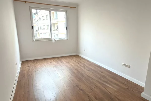 Shtepi ne shitje Apartament ne Tirane, 2+1, Mobilimi Bosh, pa mobiluar, Pagesa 145,000  Euro.