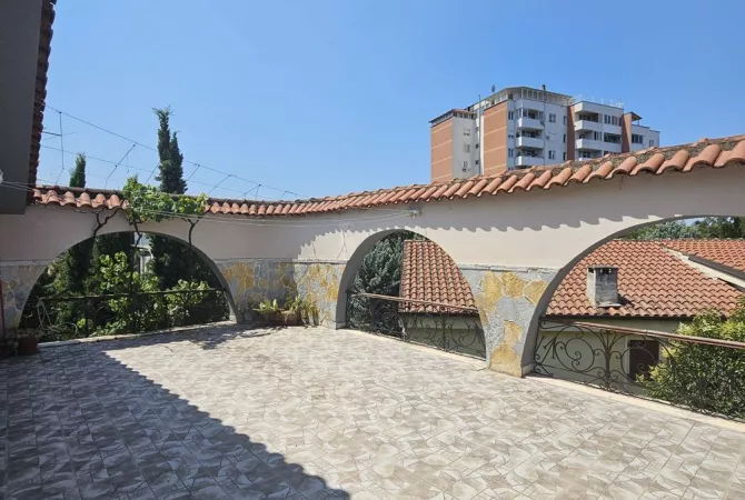 Shtepi ne shitje Vila Luksoze ne Tirane, 5+1, Mobilimi E mobiluar, Pagesa 480,000  Euro.