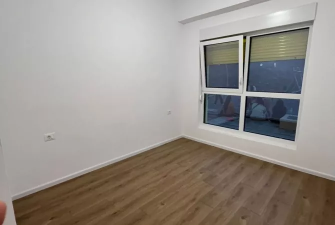 Shtepi ne shitje Apartament ne Tirane, 2+1, Mobilimi Bosh, pa mobiluar, Pagesa 125,000  Euro.