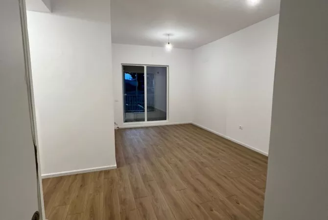Shtepi ne shitje Apartament ne Tirane, 2+1, Mobilimi Bosh, pa mobiluar, Pagesa 125,000  Euro.