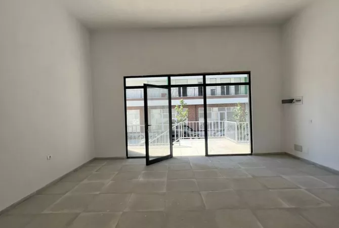 Ambiente Commerciale in Affitto 1+1 a Tirana - 600 Euro