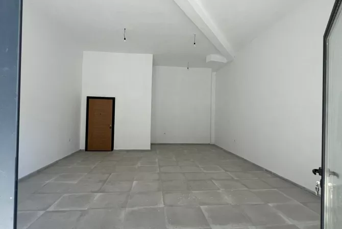 Ambiente Commerciale in Affitto 1+1 a Tirana - 600 Euro