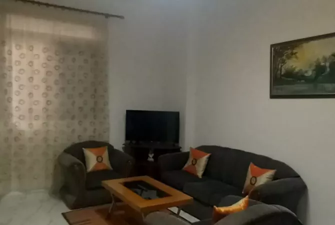 Shtepi me qera Shtepi Private ne Tirane, Garsoniere, Mobilimi E mobiluar, Pagesa 30,000  Leke.