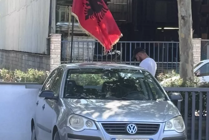 Makina ne shitje ne Tirane - 2,800 Euro
