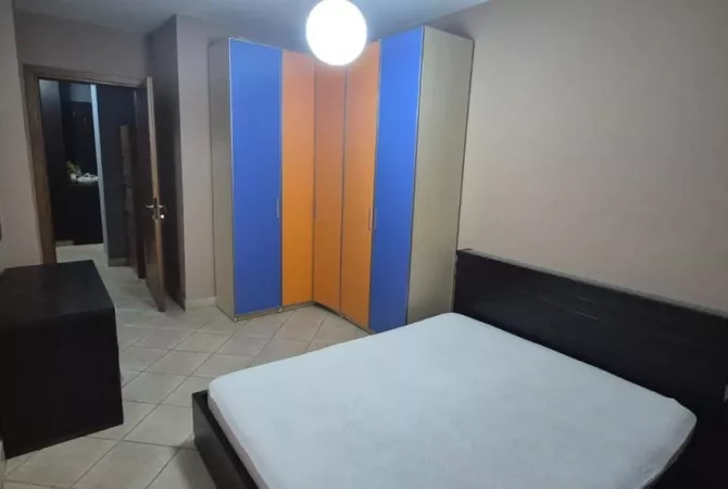 Shtepi me qera Apartament ne Tirane, 2+1, Mobilimi E mobiluar, Pagesa 65,000  Leke.