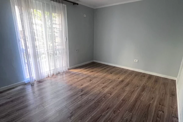 Shtepi ne shitje Apartament ne Tirane, 2+1, Mobilimi Bosh, pa mobiluar, Pagesa 130,000  Euro.