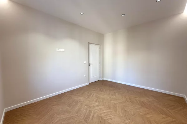 Shtepi ne shitje Apartament ne Tirane, 2+1, Mobilimi Bosh, pa mobiluar, Pagesa 249,000  Euro.