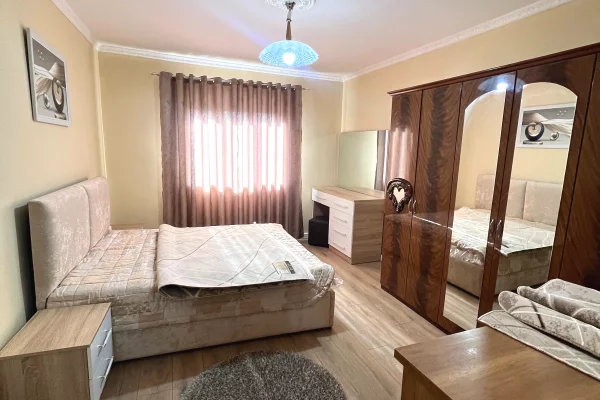 Shtepi ne shitje Apartament ne Tirane, 2+1, Mobilimi E mobiluar, Pagesa 135,000  Euro.