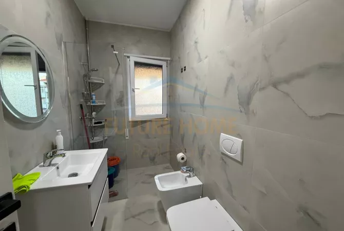 Shtepi me qera Apartament ne Tirane, 2+1, Mobilimi E mobiluar, Pagesa 1,000  Euro.