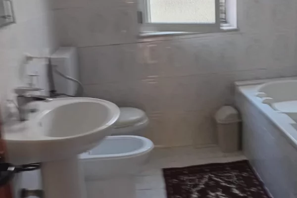 Shtepi me qera Shtepi Private ne Tirane, 2+1, Mobilimi E mobiluar, Pagesa 45,000  Leke.