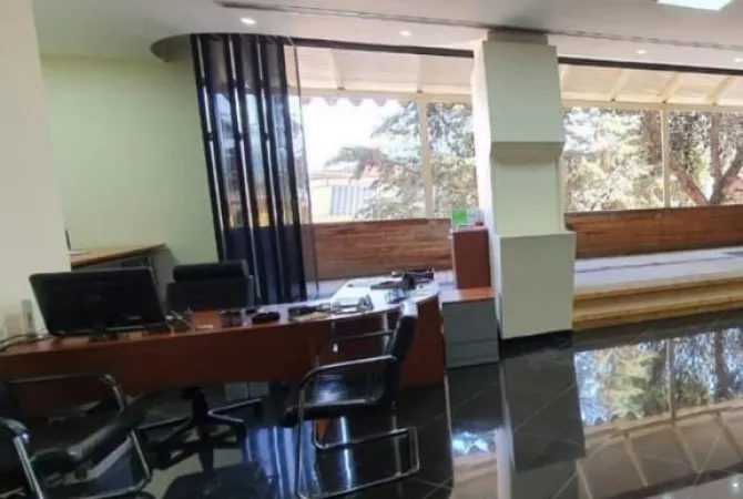 Ambient biznesi me qera 3+1 ne Tirane - 1,000 Euro