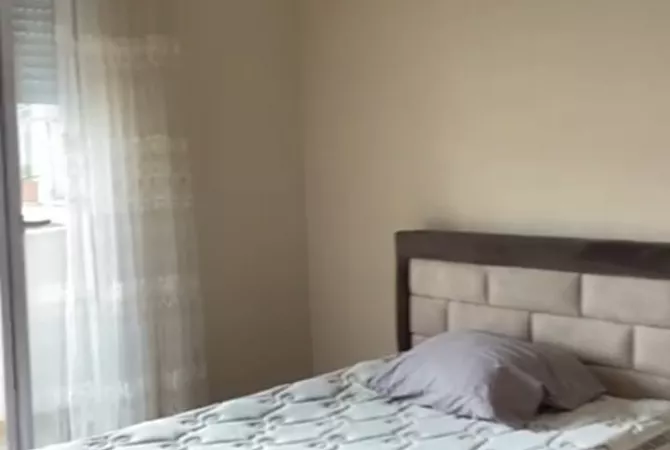 Shtepi me qera Apartament ne Tirane, 2+1, Mobilimi E mobiluar, Pagesa 55,000  Leke.