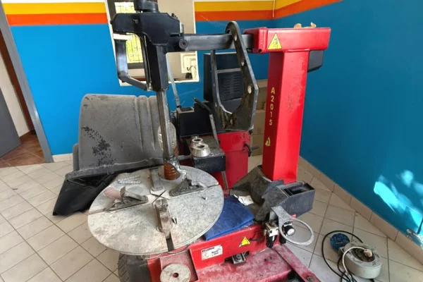 Jepet me qira servis makinash ne Kamez