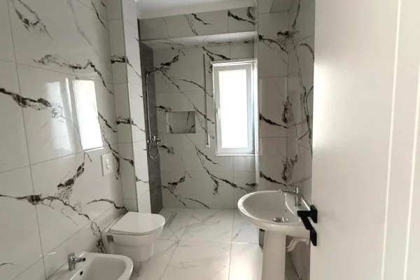 Shtepi me qera 2+1 ne Tirane - 450 Euro