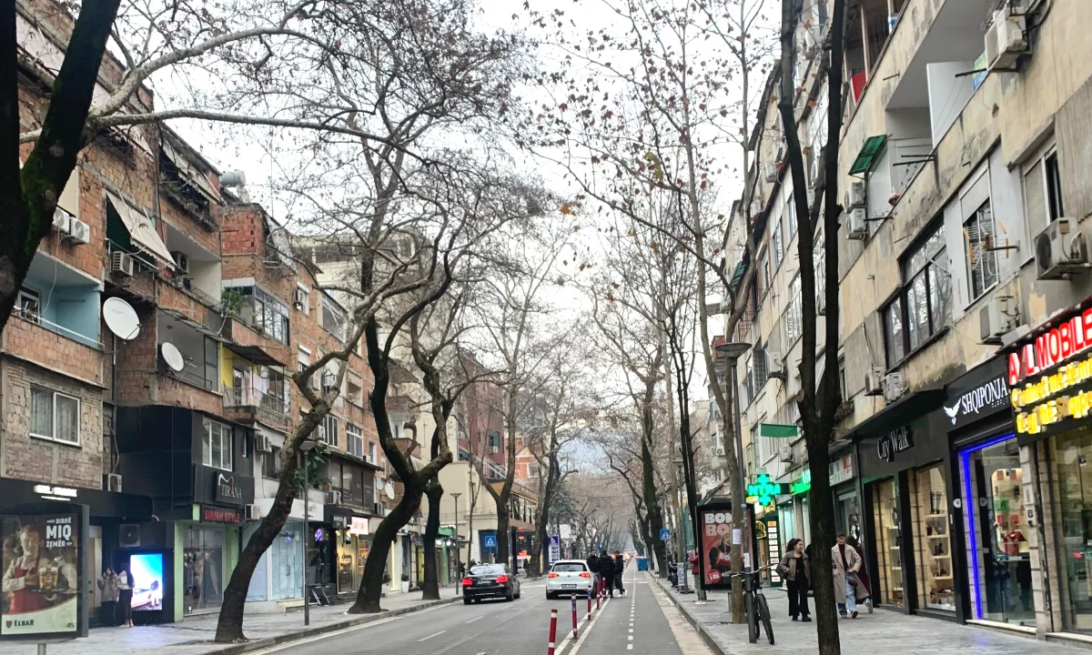 Shitet Ambient Biznesi, tek Rruga Myslym Shyri.