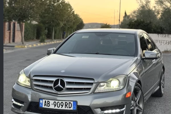 Makina ne shitje ne Elbasan - 8,700 Euro