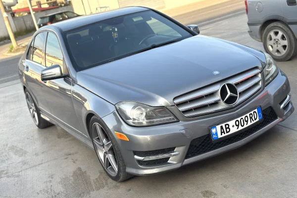 Makina ne shitje ne Elbasan - 8,700 Euro