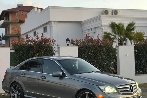 Makina ne shitje ne Elbasan - 7,999 Euro