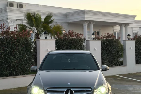 Makina ne shitje ne Elbasan - 7,999 Euro