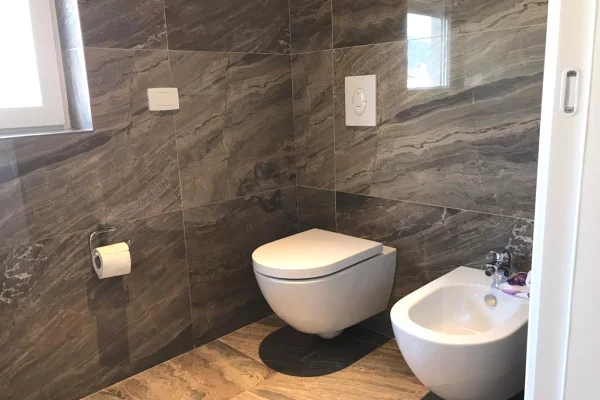 Shtepi me qera Apartament ne Tirane, 4+1, Mobilimi Pjeserisht e mobiluar, Pagesa 4,300  Euro.