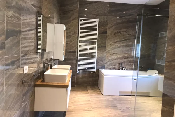 Shtepi me qera Apartament ne Tirane, 4+1, Mobilimi Pjeserisht e mobiluar, Pagesa 4,300  Euro.