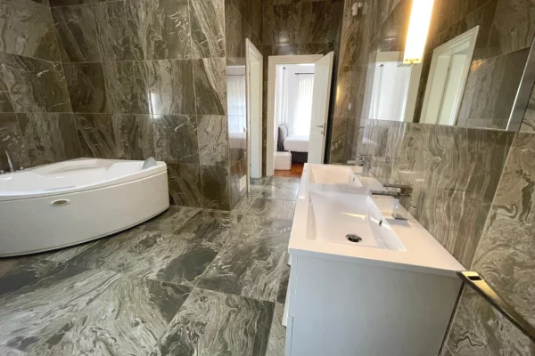 Shtepi me qera Apartament ne Tirane, 4+1, Mobilimi Pjeserisht e mobiluar, Pagesa 4,300  Euro.