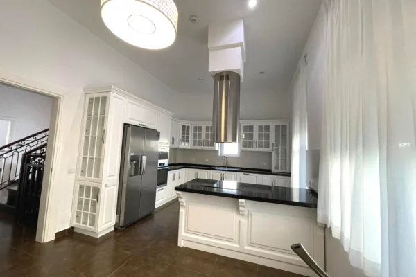 Shtepi me qera 4+1 ne Tirane - 4,300 Euro