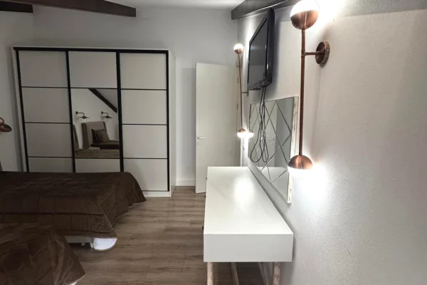 Shtepi me qera Penthose(kati i fundit panoramik) ne Tirane, 3+1, Mobilimi E mobiluar, Pagesa 2,200  Euro.