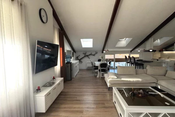 Shtepi me qera Penthose(kati i fundit panoramik) ne Tirane, 3+1, Mobilimi E mobiluar, Pagesa 2,200  Euro.