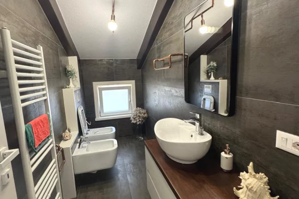 Shtepi me qera Penthose(kati i fundit panoramik) ne Tirane, 3+1, Mobilimi E mobiluar, Pagesa 2,200  Euro.