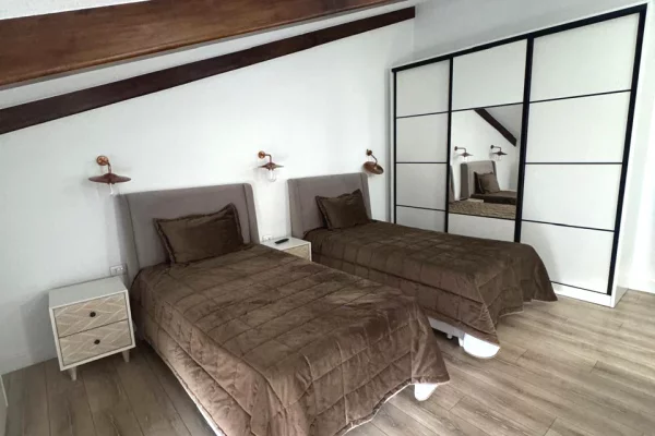 Shtepi me qera Penthose(kati i fundit panoramik) ne Tirane, 3+1, Mobilimi E mobiluar, Pagesa 2,200  Euro.