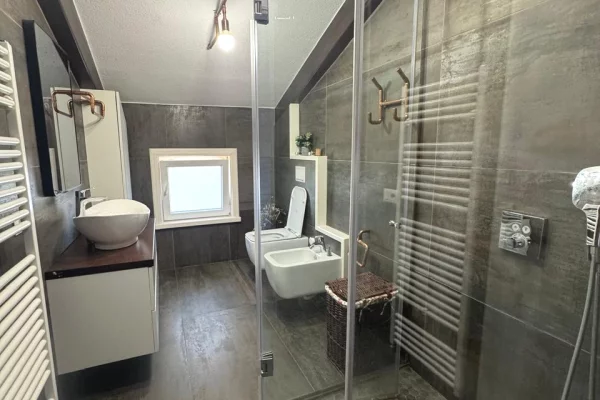 Shtepi me qera Penthose(kati i fundit panoramik) ne Tirane, 3+1, Mobilimi E mobiluar, Pagesa 2,200  Euro.