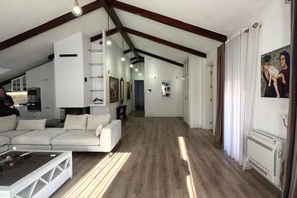 Shtepi me qera Penthose(kati i fundit panoramik) ne Tirane, 3+1, Mobilimi E mobiluar, Pagesa 2,200  Euro.