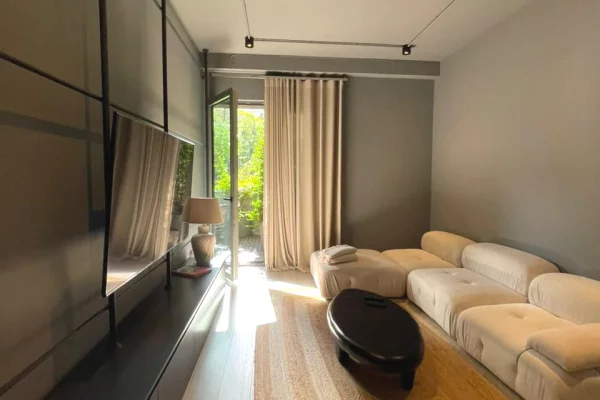 Shtepi me qera 2+1 ne Tirane - 2,500 Euro