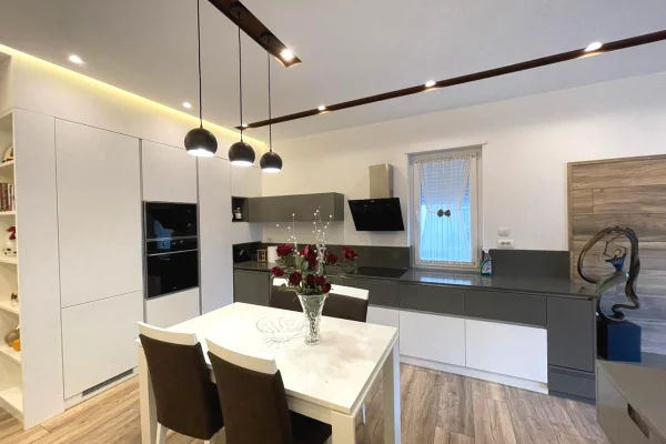 Shtepi me qera 3+1 ne Tirane - 1,350 Euro