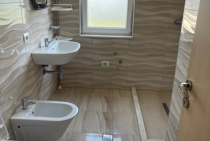 Shtepi ne shitje Apartament ne Tirane, 3+1, Mobilimi E mobiluar, Pagesa 295,000  Euro.